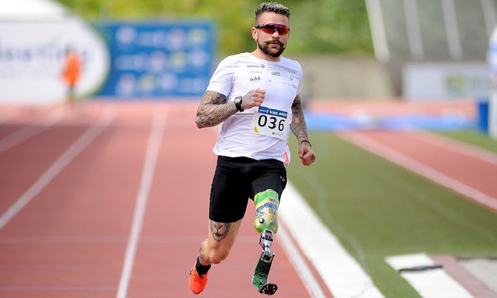 Vinícius Rodrigues, da classe T63, corre os 100 m no CT Paralímpico Meeting Paralímpico
