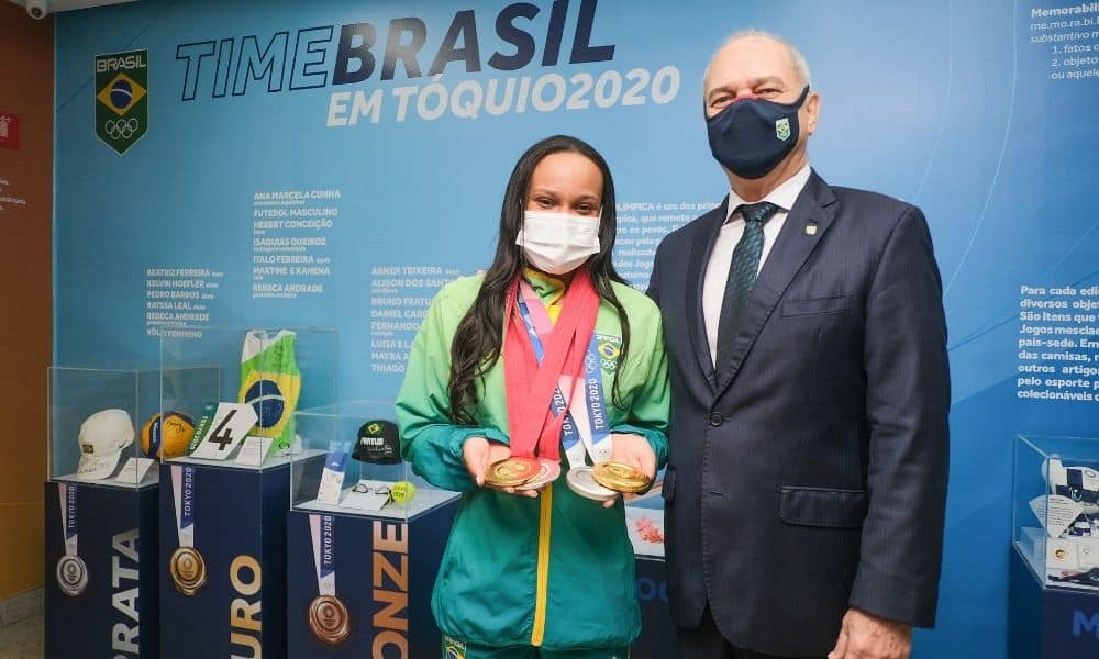 Rebeca Andrade ao lado do presidente Paulo Wanderley, na exposição de Tóquio 2020, na sede do COB - Foto: Luciano Faria/COB - exposição