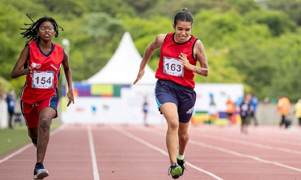 A paraibana Alane Medeiras, à direita, compete na pista de atletismo do Centro de Treinamento Paralímpico Paralimpíadas Escolares
