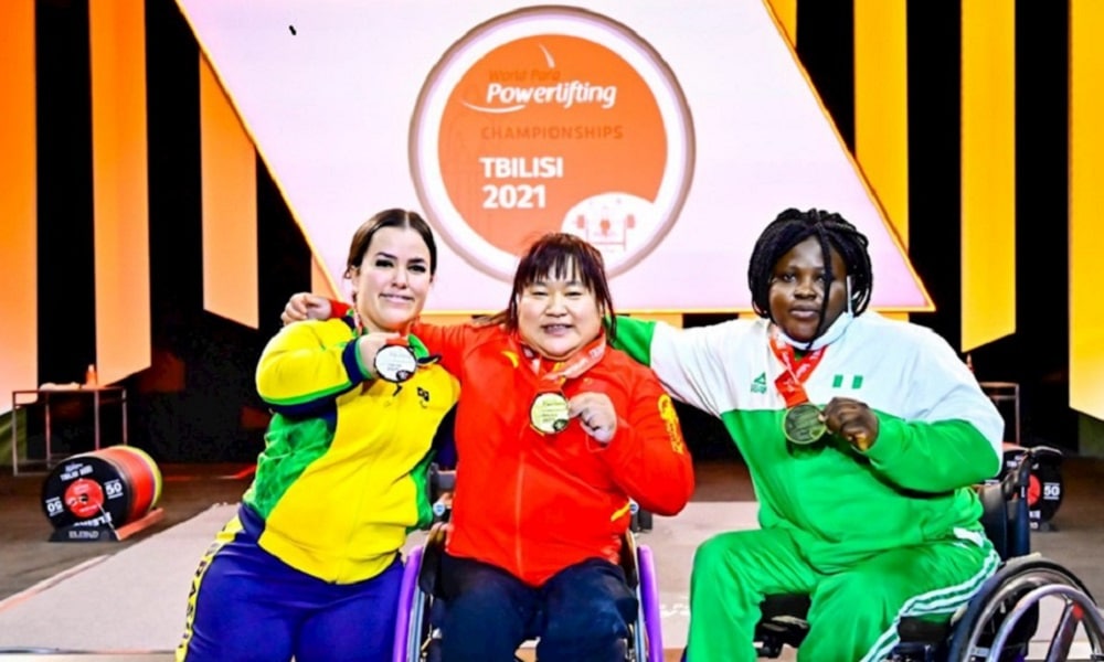 Mariana D'Andrea, Lili Xu e Kafila Almaruf exibem suas medalhas no pódio do Mundial de halterofilismo, em Tbilisi, na Geórgia
