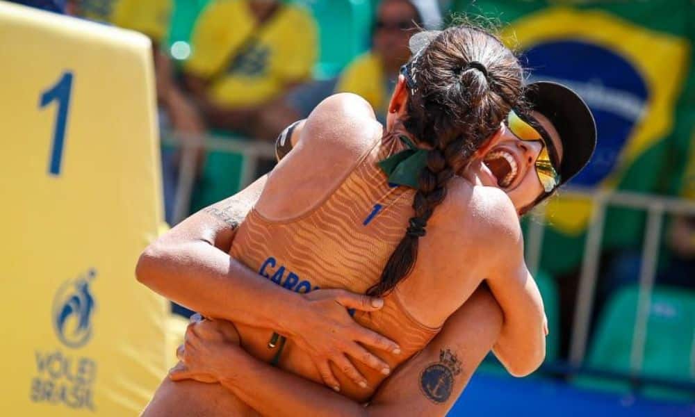 Bárbara Seixas e Carol Solberg vôlei de praia celebram título temporada 2021 Challenger de Doha campeãs