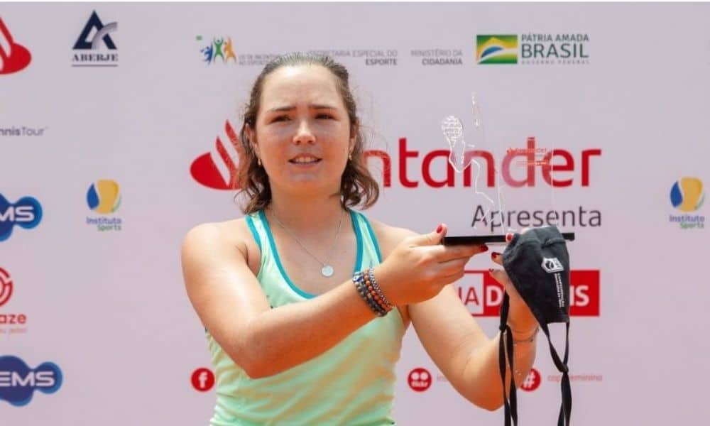 Gabriela Cé conta com desistência e conquista o ITF de Curitiba