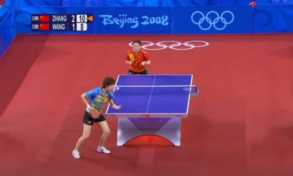 Vencedoras do Grand Slam de tênis de mesa: Zhang Ning (sacando) e Wang Nan