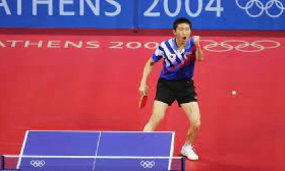 O mesatenista sul-coreano Ryu Seung-min, ouro em Atenas-2004: sets até 11 pontos