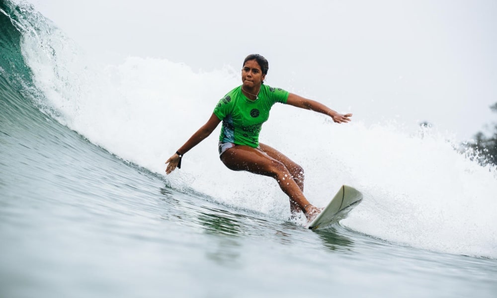 Surfe: Anne dos Santos surfa onda em Manly Beach, NSW, Australia