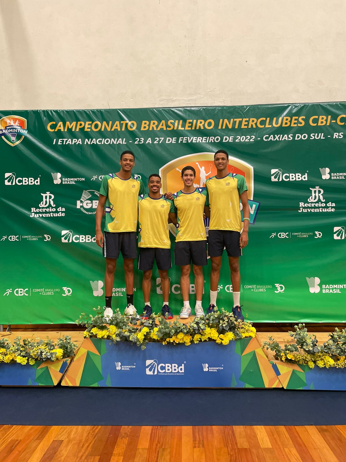 Jonathan Matias, Donnians Oliveira, Davi Carvalho e Deivid Carvalho no pódio da etapa do Brasileiro de badminton