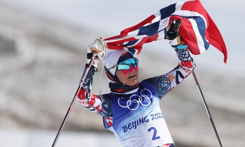Therese Johaug fecha esqui cross-country com três medalhas de ouro