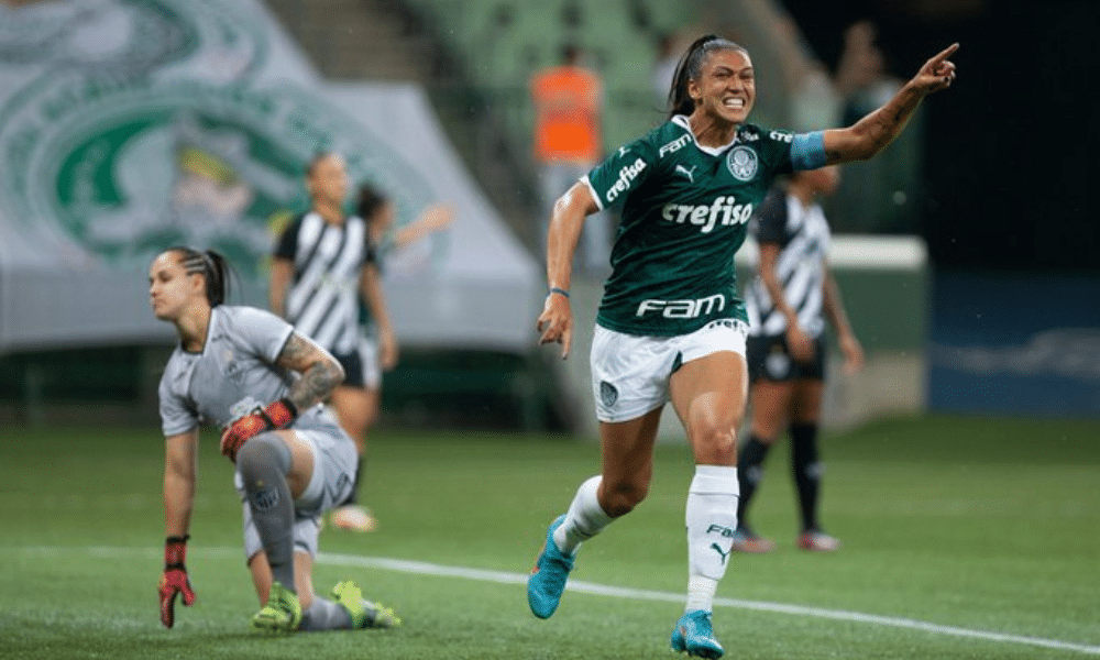 Bia Zaneratto comemora o primeiro gol da vitória do Palmeiras sobre o Atlético-MG no Brasileirão feminino