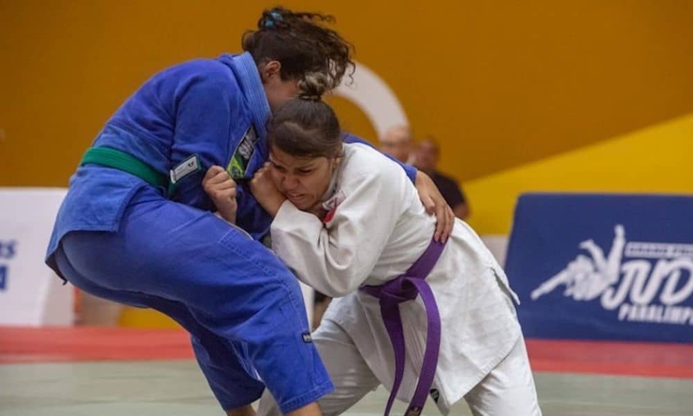 Brenda Freitas, de quimono branco, tenta aplicar golpe em oponente; judoca é uma das convocadas para a Seleção Brasileira de judô paralímpico | Foto- Taba Benedicto : CPB