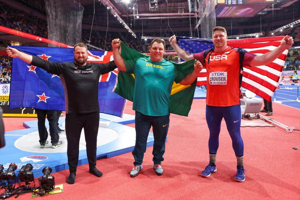 Darlan Romani, Tom Walsh e Ryan Crouser formaram o pódio do arremesso de peso no Mundial Indoor de atletismo