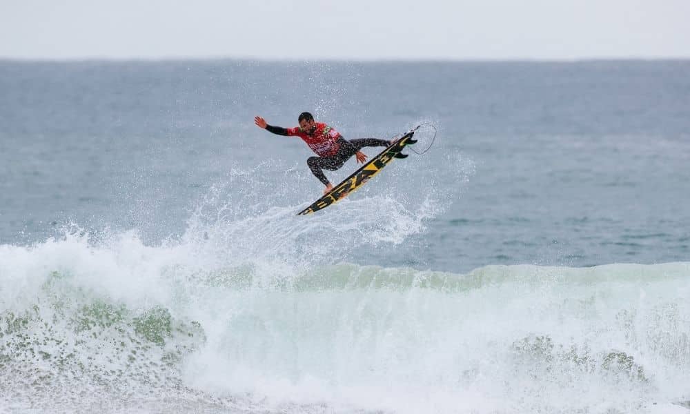 Ítalo Ferreira voa na praia de Supertubos surfe