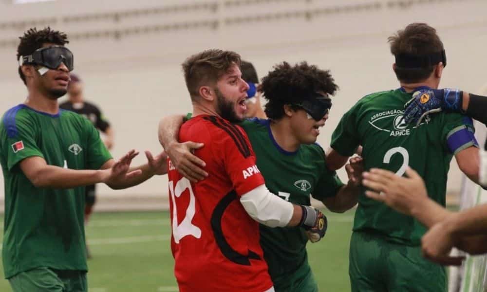 Jardiel é abraçado pelo goleiro Matheus Costa perto da banda enquanto outros atletas da Apace se aproximam para comemorar o gol. Supercopa de futebol de cegos