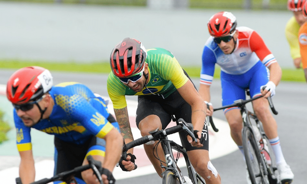 Lauro Chaman competindo no ciclismo paralímpico em Tóquio 2020