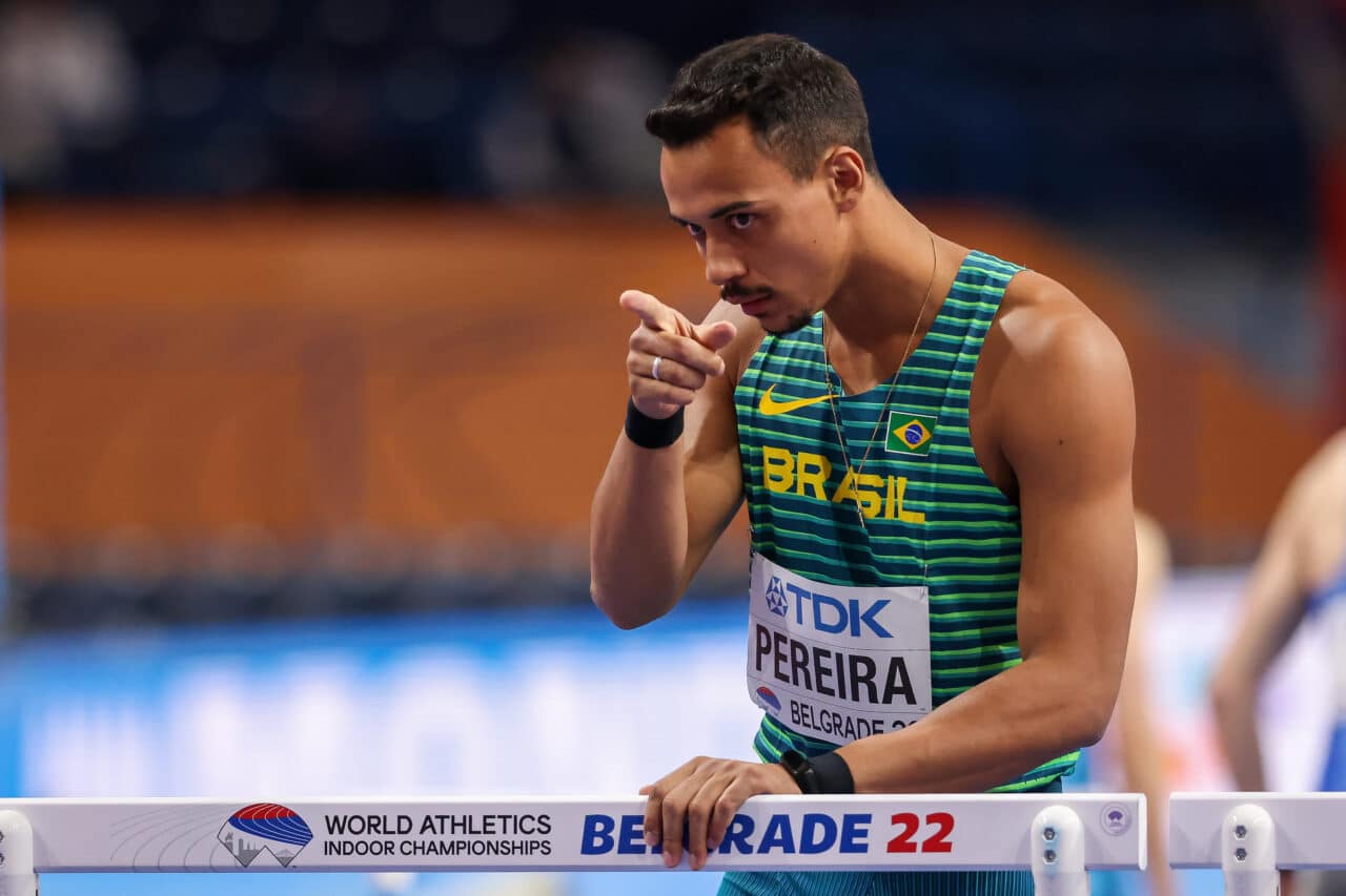 Rafael Pereira encara a câmera em momento de concentração enquanto se apoia na barreira antes de sua prova no Mundial indoor de atletismo