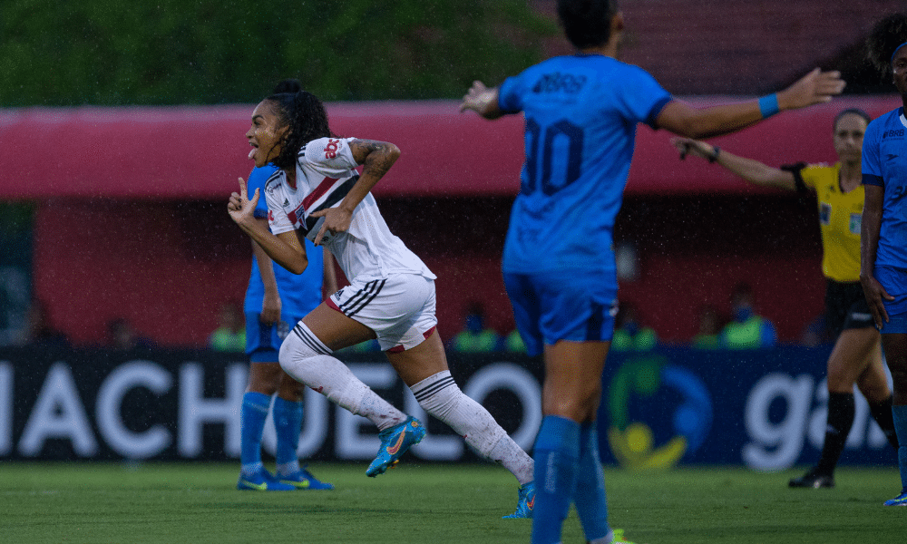 Thaís Regina comemora o primeiro gol do São Paulo na virada sobre o Real Brasília pelo Brasileirão feminino
