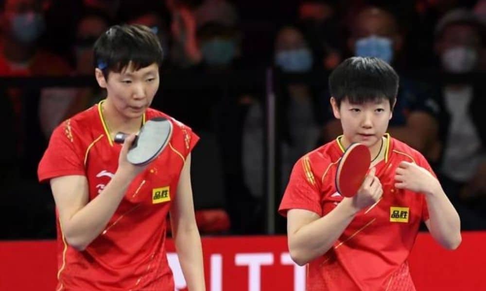 Wang Manyu (esq.) e Sun Yingsha (dir.): campeãs nas duplas no Mundial de Houston-2021