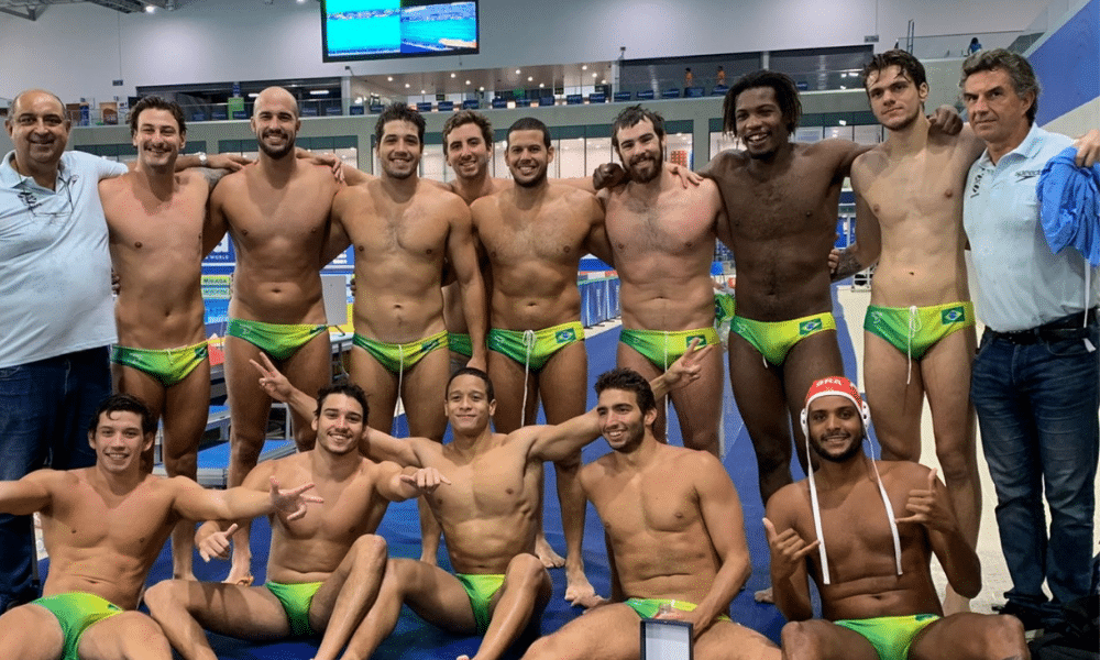 Seleção masculina do Brasil de polo aquático pousa para foto após bronze na fase intercontinental da Liga Mundial