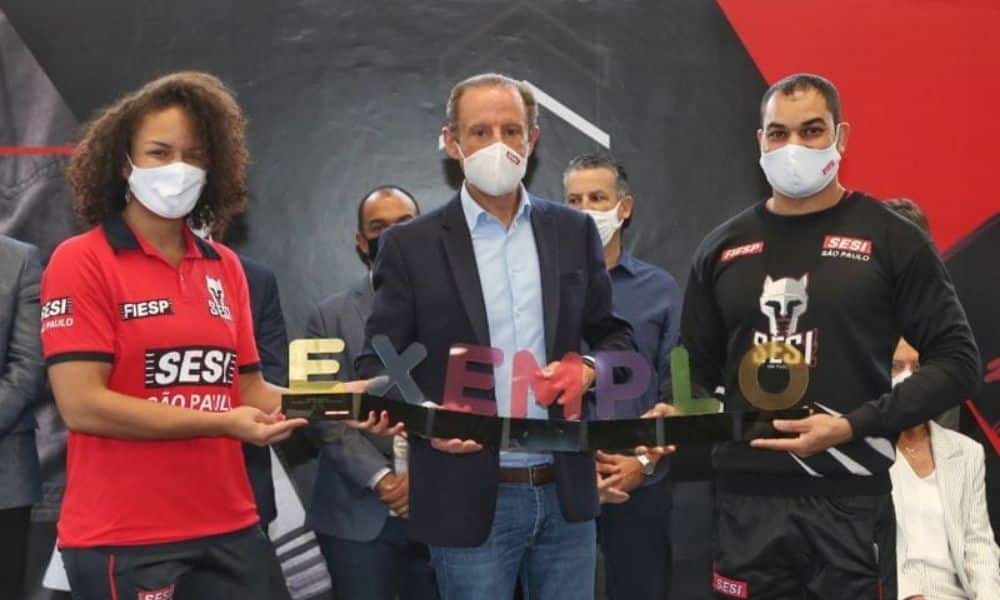 Aline Silva recebe homenagem do presidente da Fiesp, Paulo Skaff, ao centro, e do treinador do SESI, Flávio Ramos (Arquivo/ Ayrton Vignola/Fiesp)