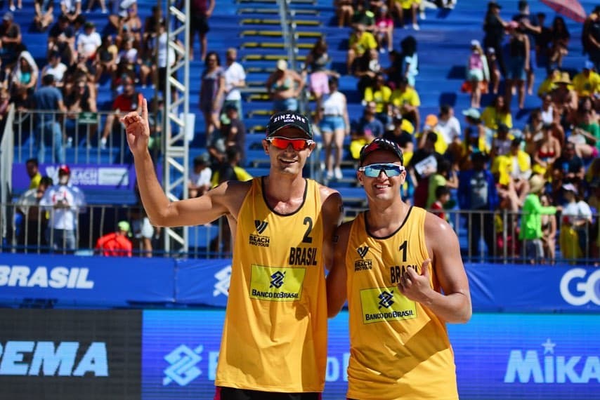 André/George comemoram vitória em areias brasileiras