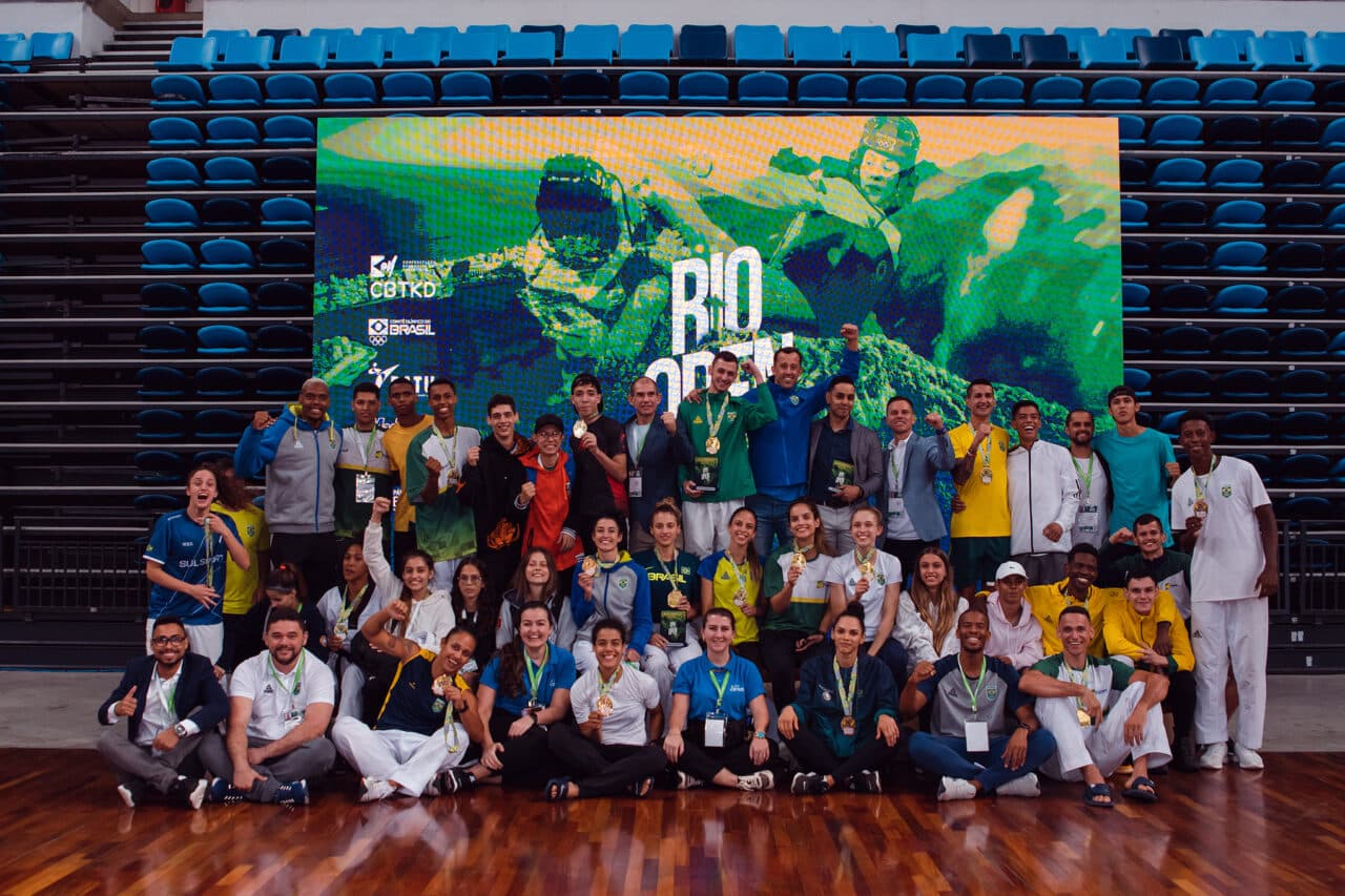 Brasileiros pousam para foto com suas medalhas no Rio Open (Foto: Divulgação/CBTKD)