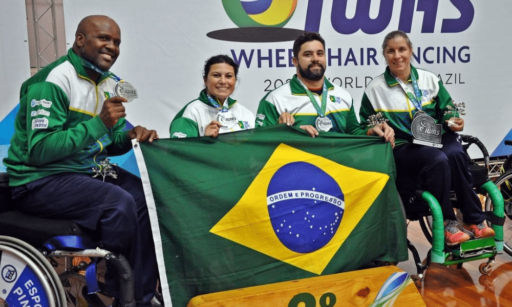 Equipe brasileira de florete misto que foi prata na Copa do Mundo de paraesgrima