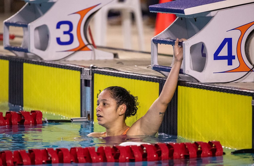 Cecília Araújo olha para o placar após vencer a disputa dos 50m livre S8, se garantindo no Mundial de natação paralímpica