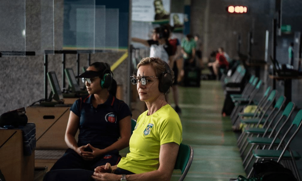 Ana Luiza Souza Lima se preparando para competir na Copa do Mundo de tiro esportivo
