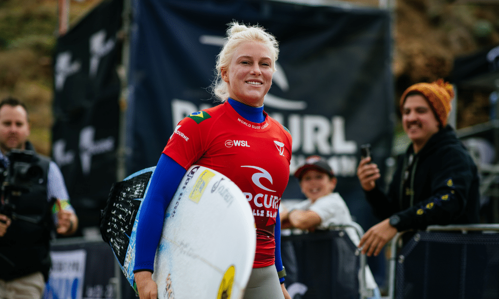 Tatiana Weston-Webb para na fase de 16 da etapa de Bells Beach do Circuito Mundial de Surfe