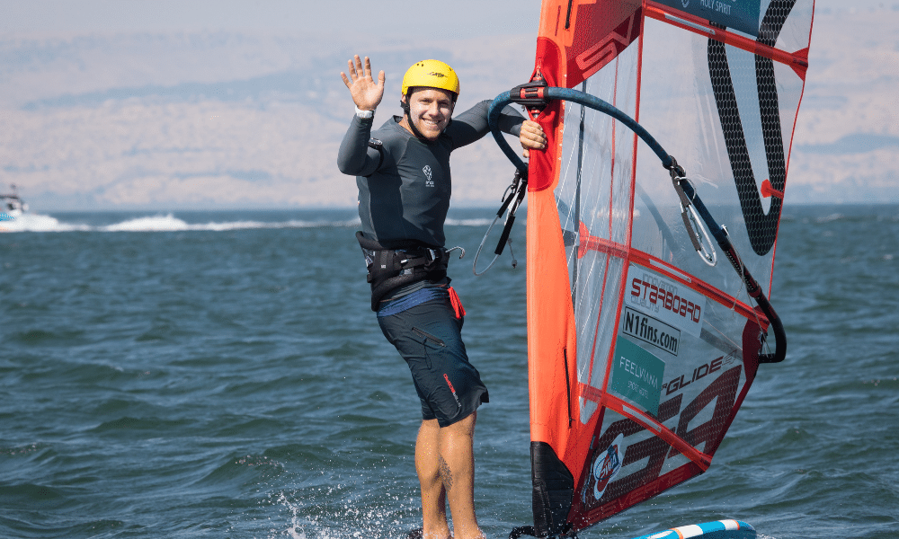 Mateus Isaac compete na iQFoil, classe do windsurf da vela