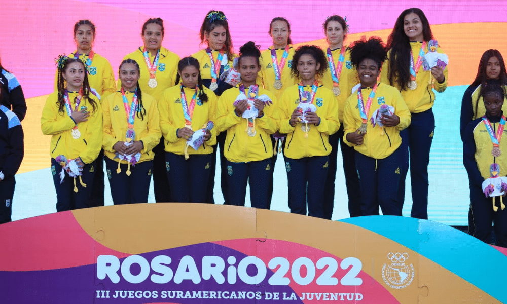 Yarinhas, equipe feminina do Brasil de rúgbi sevens, no pódio de Rosario 2022