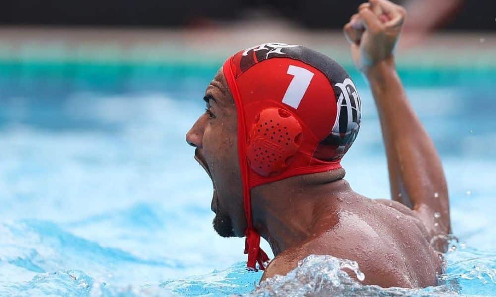 Jogador da equipe de polo aquático do Flamengo comemora um gol