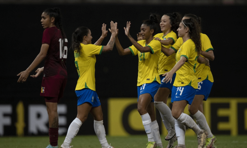Brasil e Suécia em amistoso de futebol feminino