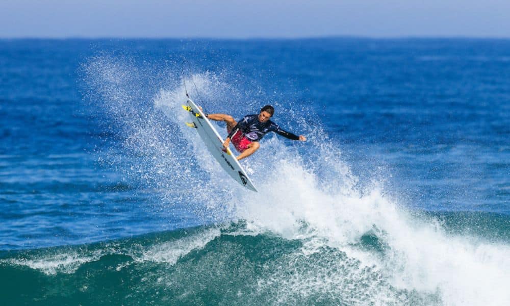 MAteus Herdy voa para eliminar Kanoa Igarashi na etapa de Saquarema do Mundial de surfe