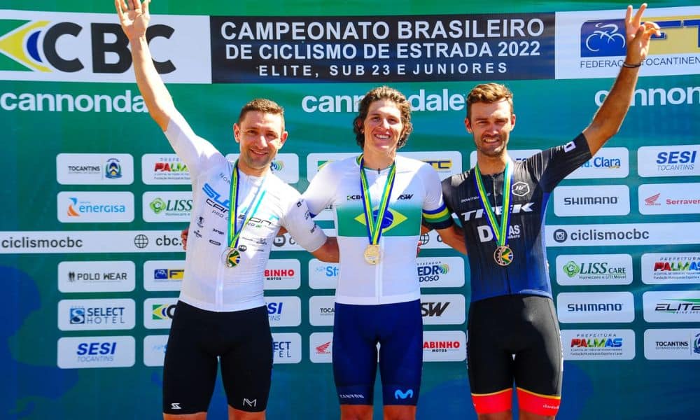 Vinícius Rangel, Cristian Egídio da Silva e Halysson Ferreira no pódio da categoria elite no Campeonato Brasileiro de ciclismo estrada