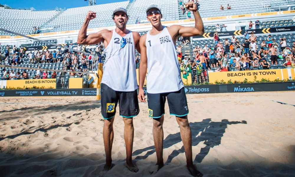 Vitor Felipe e Renato na final do Mundial de vôlei de praia