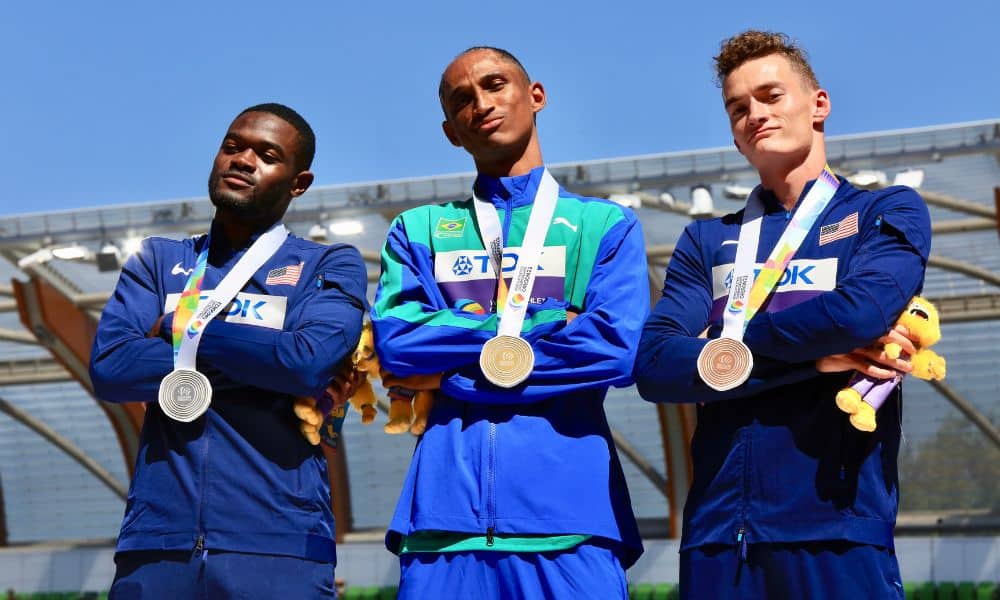 Alison dos Santos pose de 'bad boys' com os norte-americanos Rai Benjamim, medalha de prata (46.89), e Trevor Bassitt, de bronze (47.39).