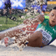 Letícia Oro Melo cai na caixa de areia, levandando areia pelo ar. Troféu Brasil de atletismo