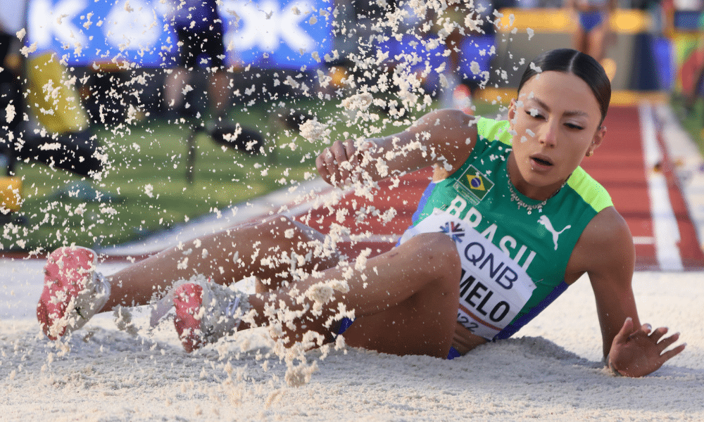 Letícia Oro Melo cai na caixa de areia, levandando areia pelo ar. Troféu Brasil de atletismo