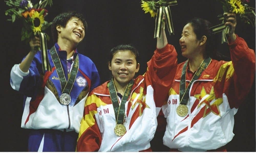 Pódio do tênis de mesa (ndividual) em Atlanta-1996: Chen Jing, Deng Yaping e Qiao Hong