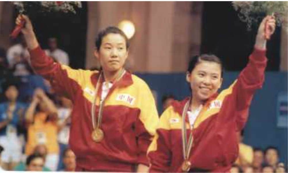 Qiao Hong (esq.) e Deng Yaping: ouro nas duplas em Barcelona-1992