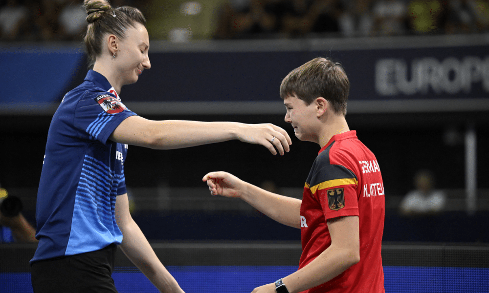Sofia Polcanova (esq.) consola Nina Mittelham, que por motivo de lesão desistiu na final do Campeonato Europeu