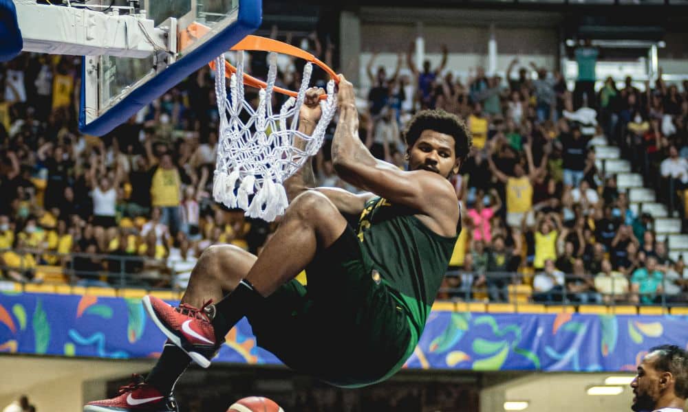 CRISTIANO FELÍCIO ENTERRADA brasil x república dominicana americup de basquete masculino