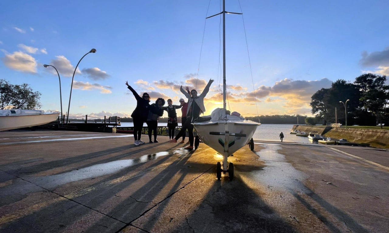 A CBVela – Confederação Brasileira de Vela reuniu no último final de semana 16 velejadoras da classe Snipe para uma clínica com foco em manobras, largadas e regulamentos para regatas, no tradicional Yacht Club Santo Amaro – YCSA, em São Paulo (SP).