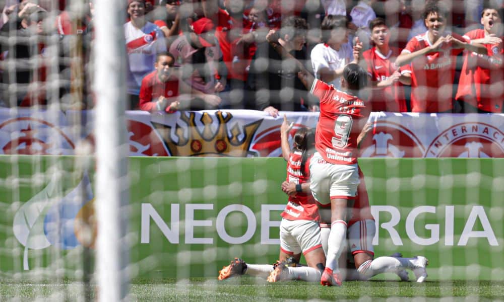 Internacional comemora gol de Milene no empate de 1 a 1 com o Corinthians na primeira partida da final do Campeonato Brasileiro de futebol feminino