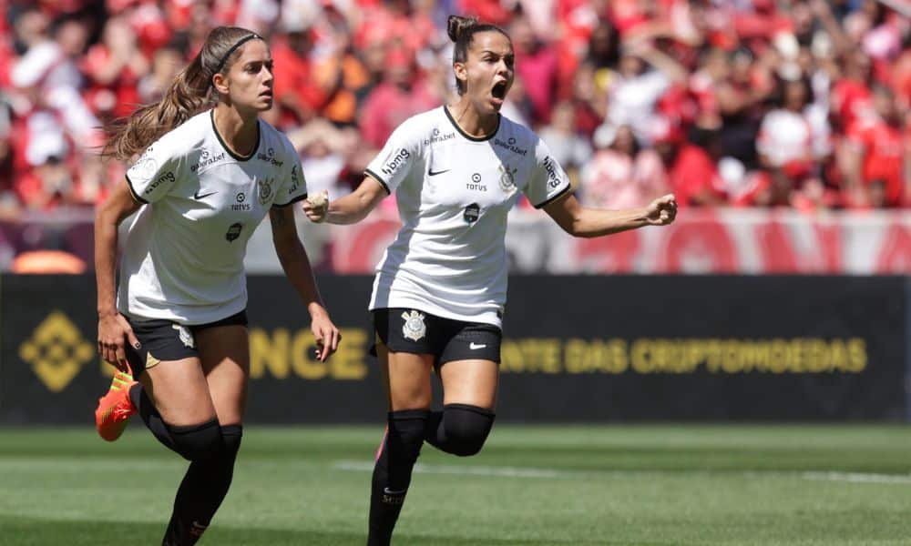Jenifer vibra com gol do Corinthians contra o Internacional na final do Campeonato Brasileiro