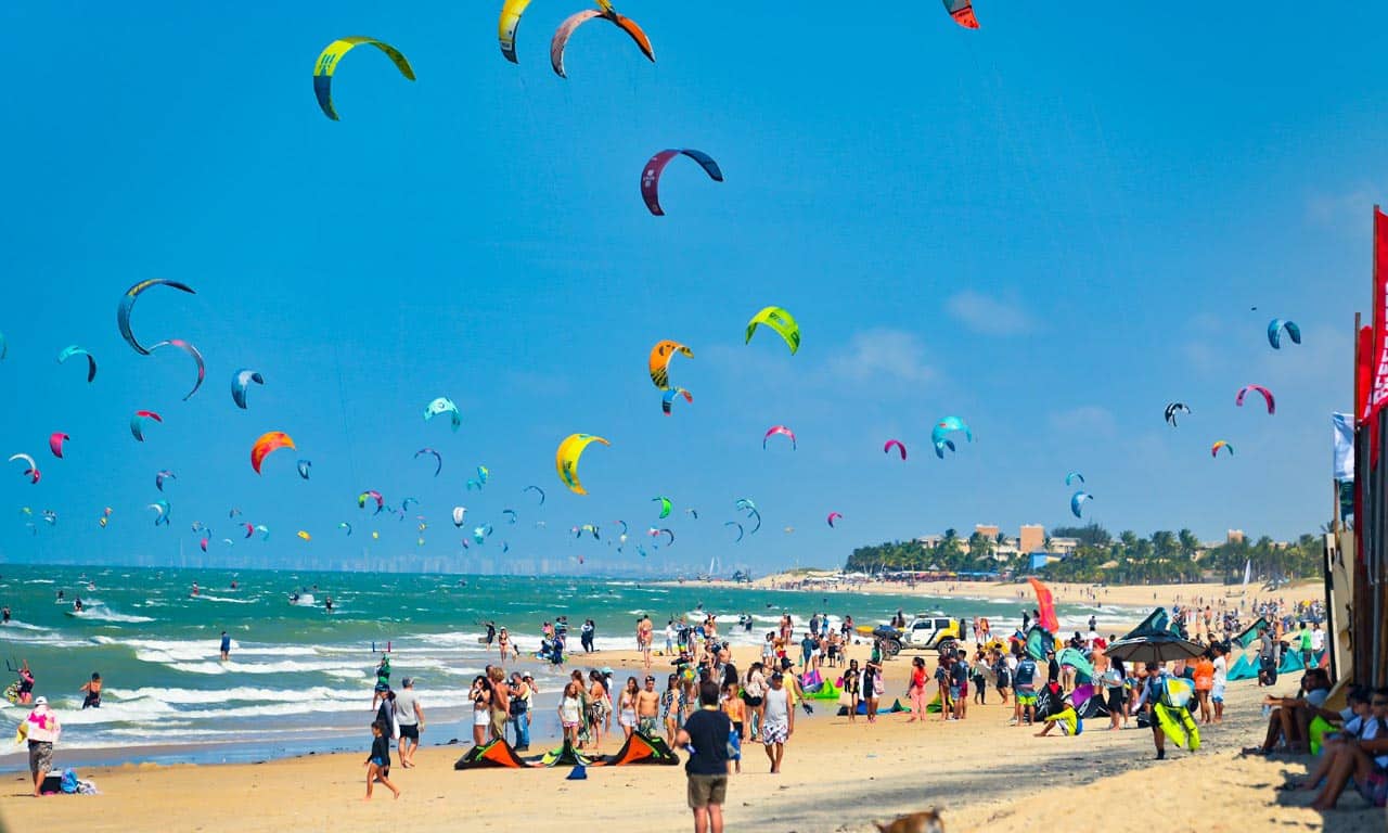 O kitesurfe brasileiro quase dobrou seus números no Guinness World Records - o livro dos recordes. Evento levou 884 kitesurfistas na Praia de Cumbuco