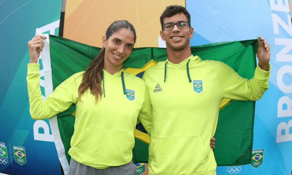 Nathalie Moellhausen e Guilherme Costa porta-bandeiras
