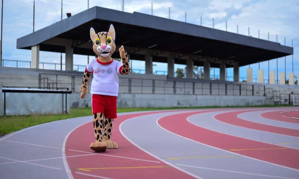 Mascote Tirika, um gato do mato, corre na pista de atletismo de Assunção-2022