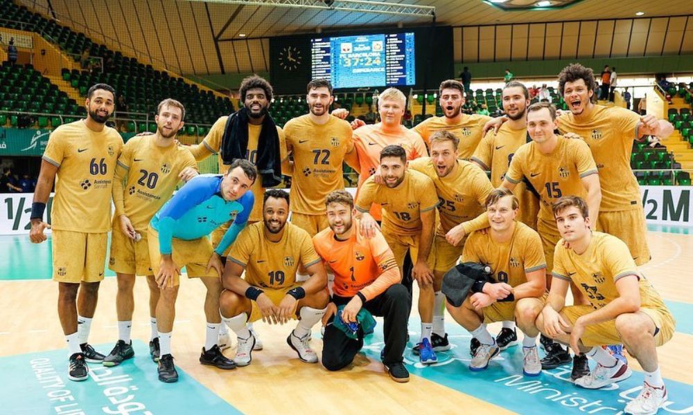 Jogadores do Barcelona agrupados para foto. Eles vestem o uniforme alternativo do time, todo em amarelo. Goleiros vestem camisa azul