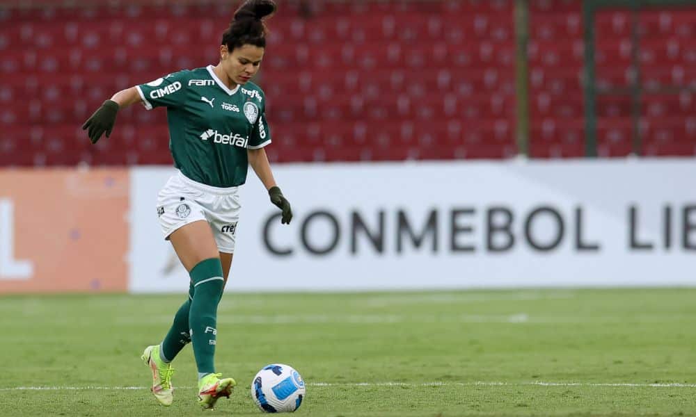 Palmeiras Universidad de Chile Libertadores Feminina: jogadora palmeirense conduz a bola. Ela veste camisa e meião verdes e shorts branco